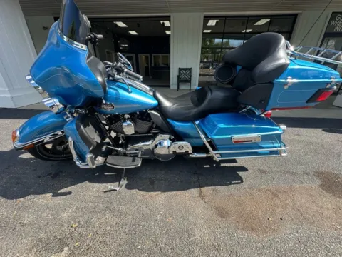Photos of 2011 HARLEY DAVIDSON FLHTCU for sale in Liverpool, OH at Good Wheels