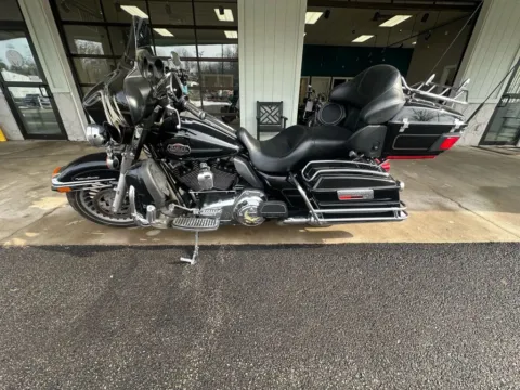 Photos of 2011 HARLEY DAVIDSON FLHTCU for sale in Liverpool, OH at Good Wheels