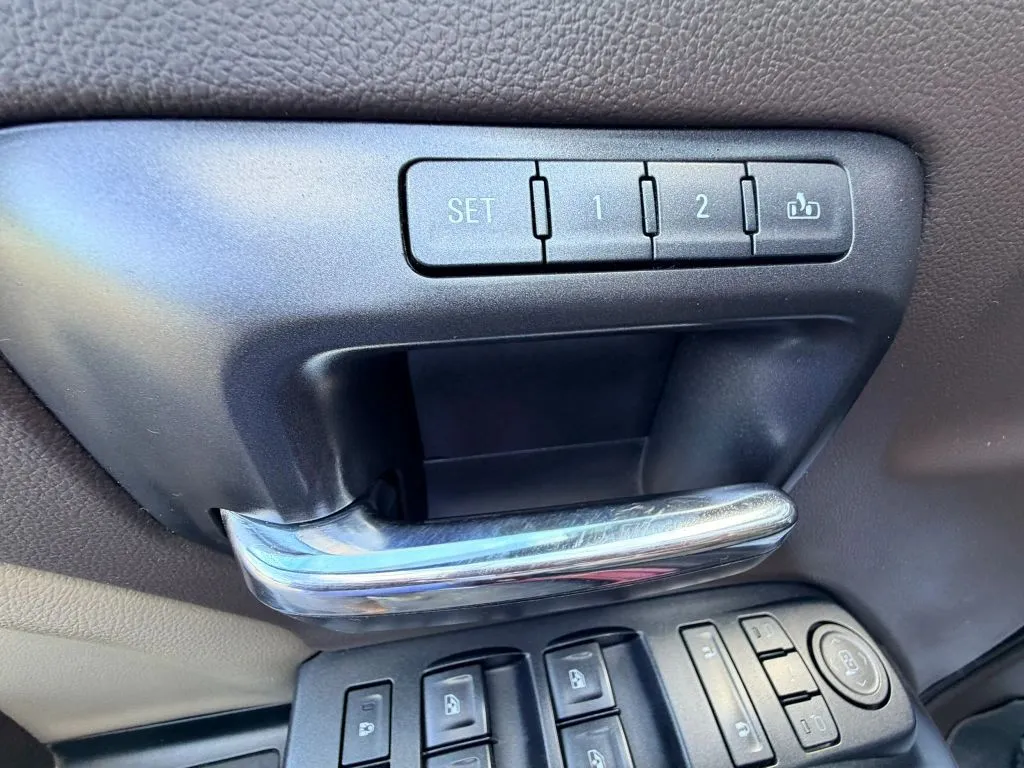 Chevrolet Silverado photo 16