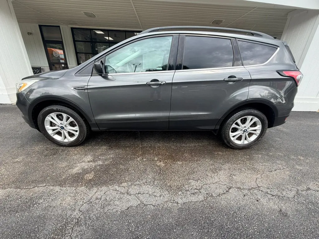Ford Escape photo 2
