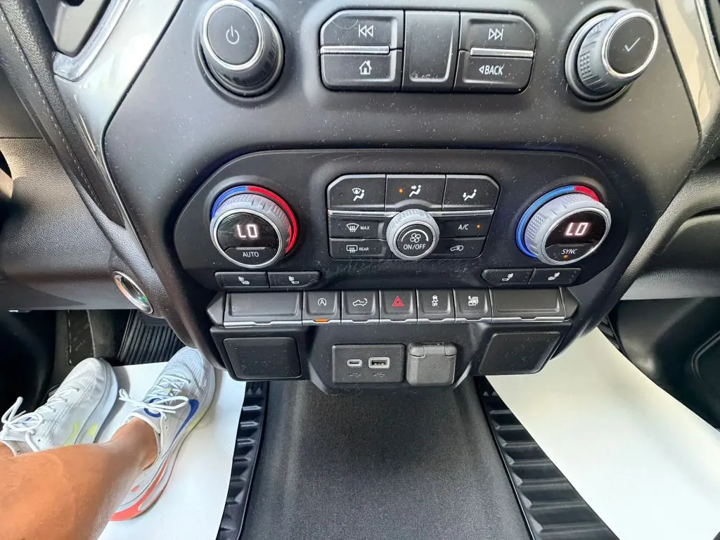 Chevrolet Silverado photo 25