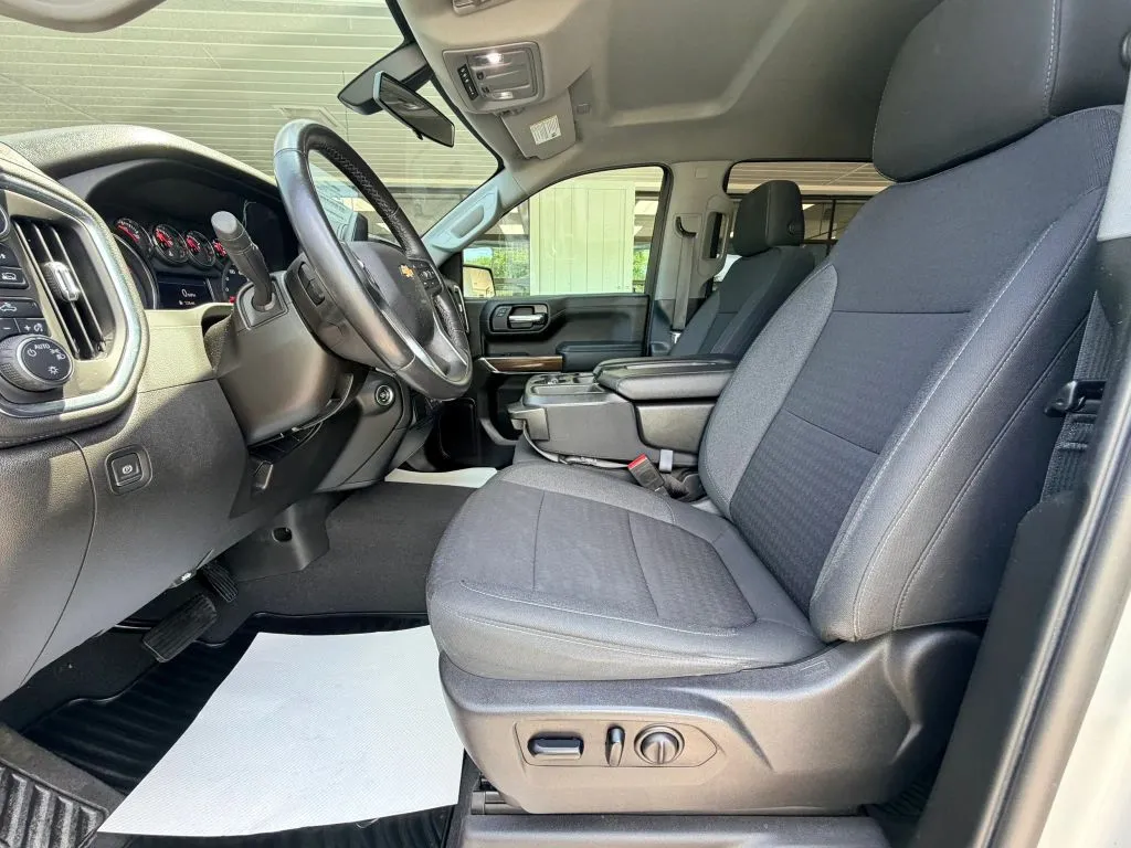 Chevrolet Silverado photo 17