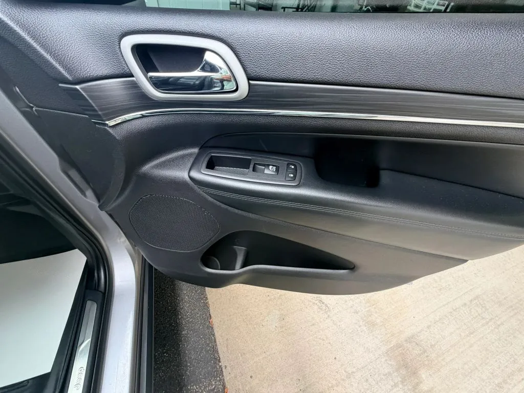 Jeep Grand Cherokee photo 12