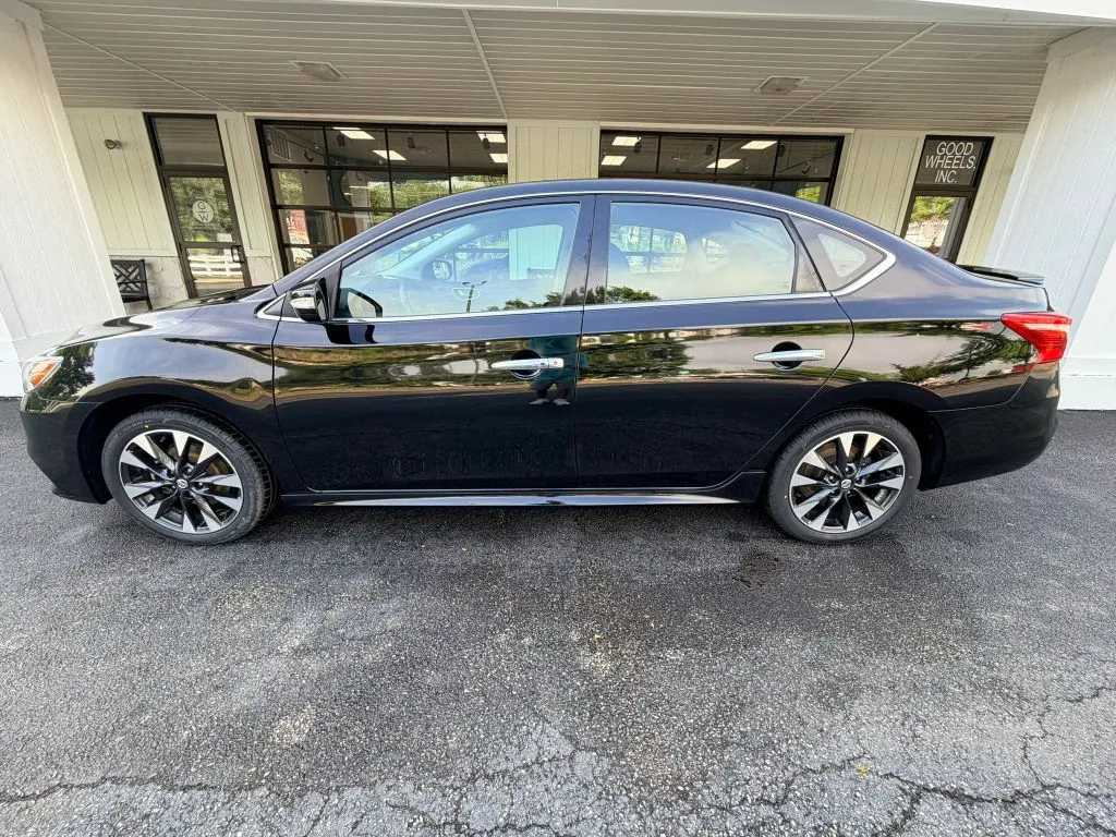 Nissan Sentra photo 2