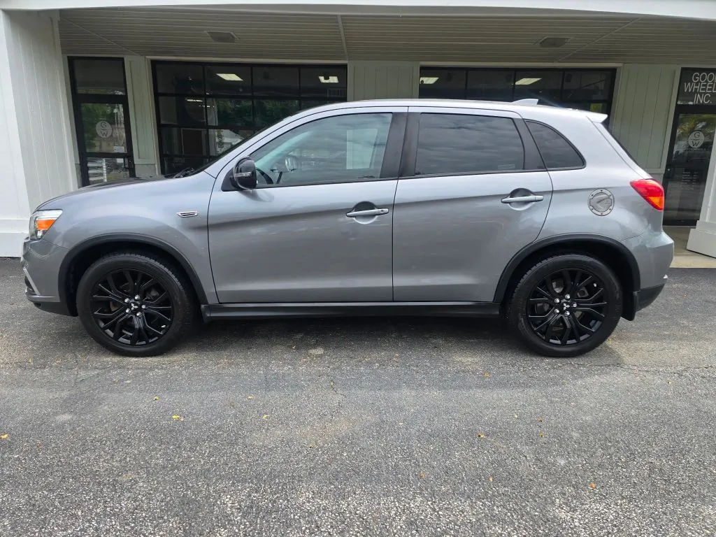 Mitsubishi Outlander Sport photo 2