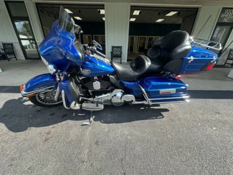 Blue 2009 HARLEY DAVIDSON FLHTC for sale in Liverpool, OH