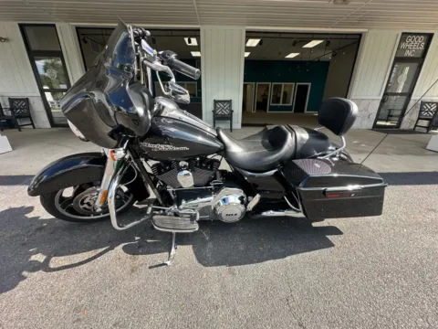 Photos of 2013 HARLEY DAVIDSON STREET GLIDE for sale in Liverpool, OH at Good Wheels