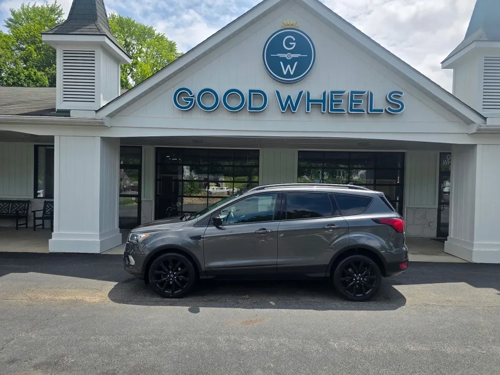 Gray 2019 Ford Escape SE for sale in Liverpool, OH
