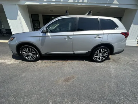 Photos of 2018 Mitsubishi Outlander SE for sale in Liverpool, OH at Good Wheels
