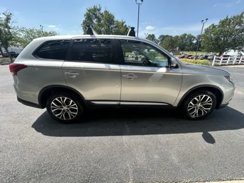 More photos of 2018 Mitsubishi Outlander SE at Good Wheels, OH
