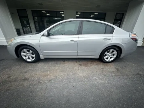 Photos of 2009 Nissan Altima 2.5 SL for sale in Liverpool, OH at Good Wheels