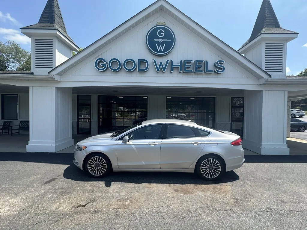 Silver 2017 Ford Fusion SE for sale in Liverpool, OH