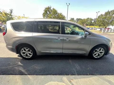 More photos of 2017 Chrysler Pacifica Touring-L Minivan 4D at Good Wheels, OH