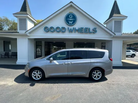 Silver 2017 Chrysler Pacifica Touring-L Minivan 4D for sale in Liverpool, OH