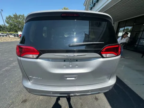 More photos of 2017 Chrysler Pacifica Touring-L Minivan 4D at Good Wheels, OH