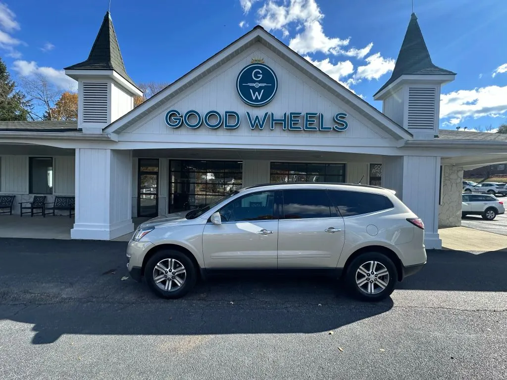 Gold 2017 Chevrolet Traverse LT Sport Utility 4D for sale in Liverpool, OH