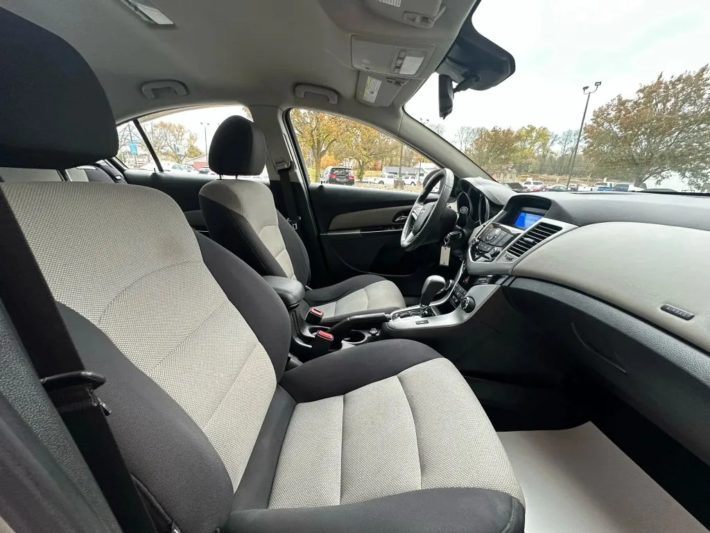 2014 Chevrolet Cruze LS - Photo 9