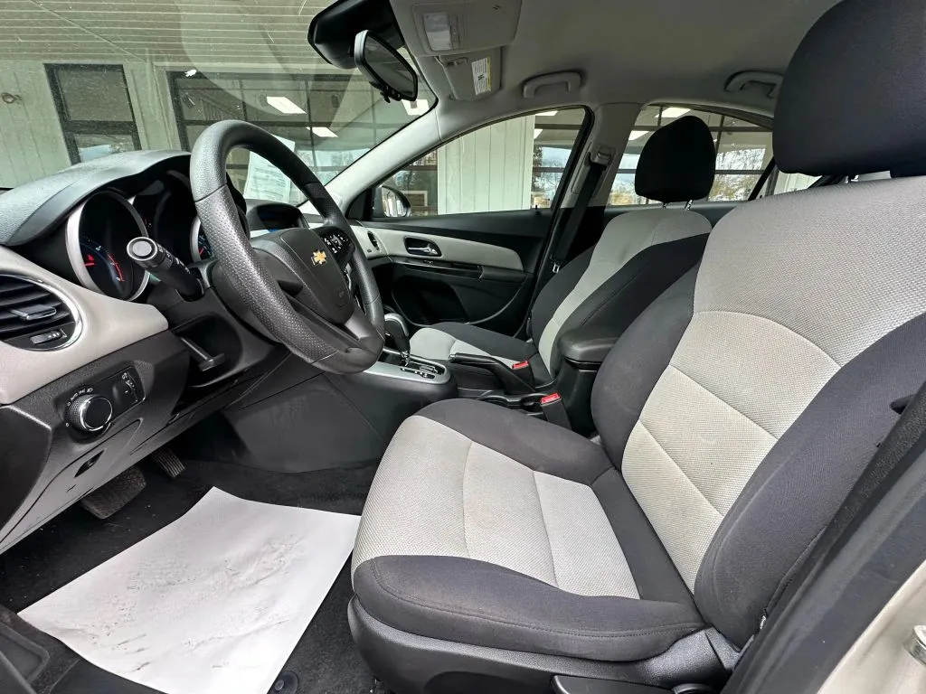 2014 Chevrolet Cruze LS - Photo 12