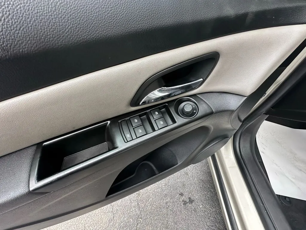 2014 Chevrolet Cruze LS - Photo 11
