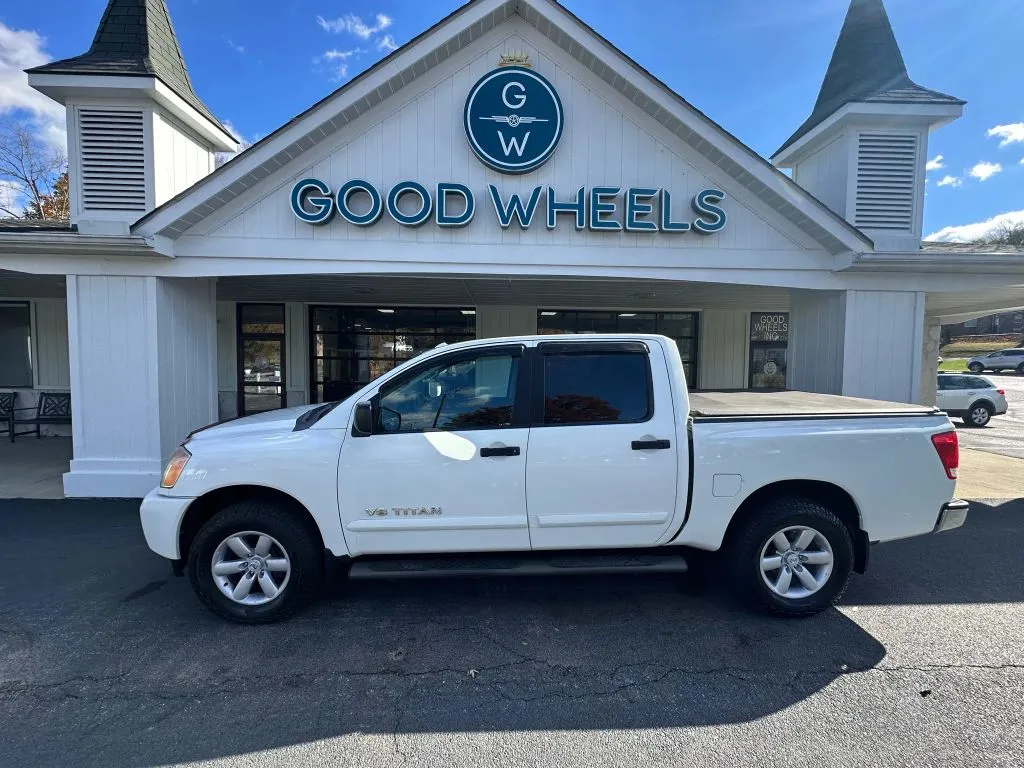 White 2013 Nissan Titan Crew Cab SV Pickup 4D 5 1/2 ft for sale in Liverpool, OH
