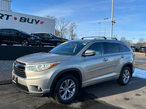 Photos of 2015 Toyota Highlander XLE V6 for sale in Meriden, CT at Smart Buy Auto Sales
