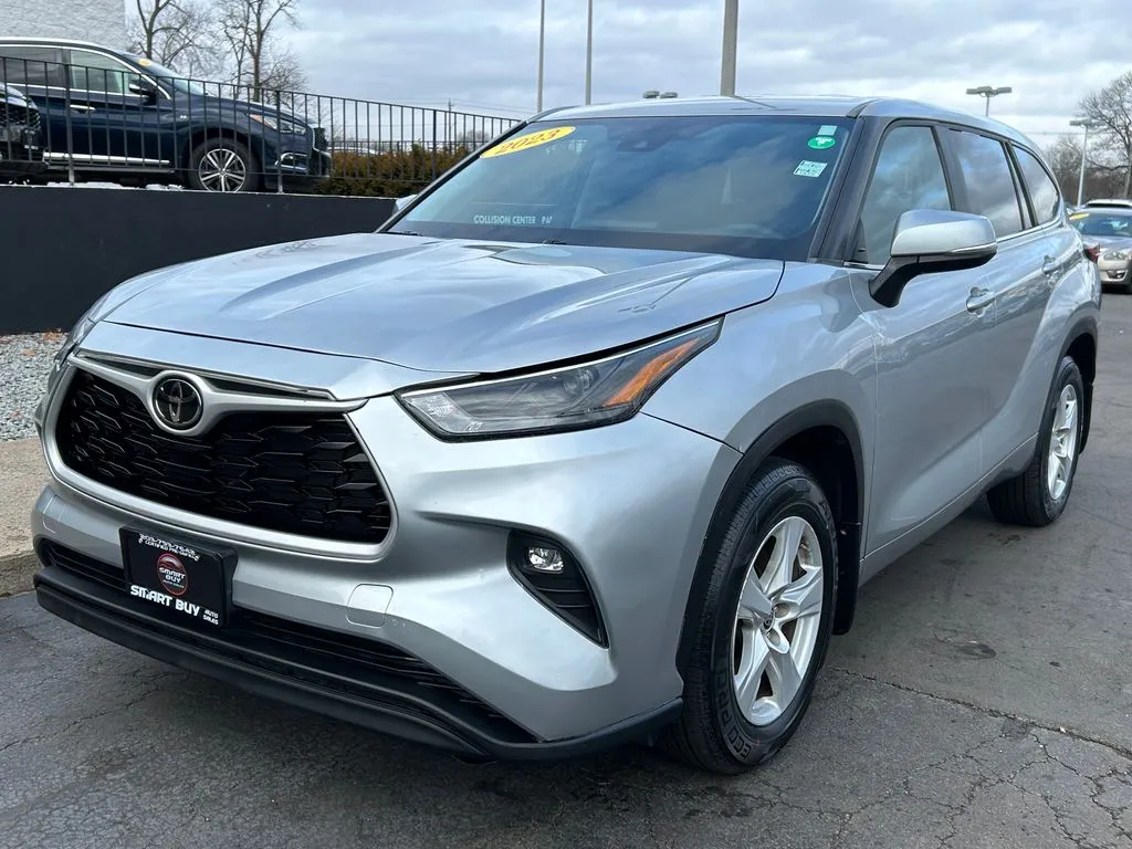 2023 Toyota Highlander LE's photo