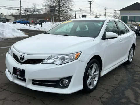White 2013 Toyota Camry SE for sale in Meriden, CT