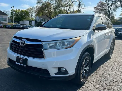 White 2016 Toyota Highlander XLE V6 for sale in Meriden, CT