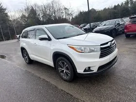 Another view of 2016 Toyota Highlander XLE V6 for sale in Meriden, CT at Smart Buy Auto Sales