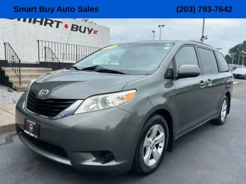 Green 2014 Toyota Sienna LE for sale in Meriden, CT