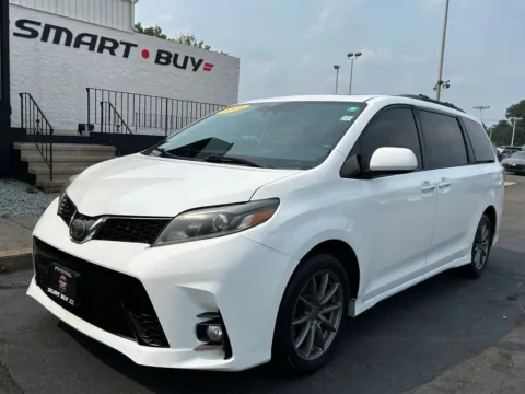 White 2019 Toyota Sienna SE for sale in Meriden, CT