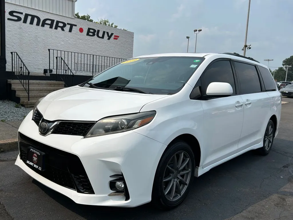 2019 Toyota Sienna SE's photo