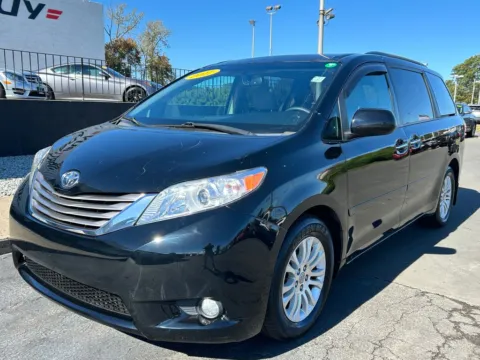 Black 2017 Toyota Sienna XLE for sale in Meriden, CT