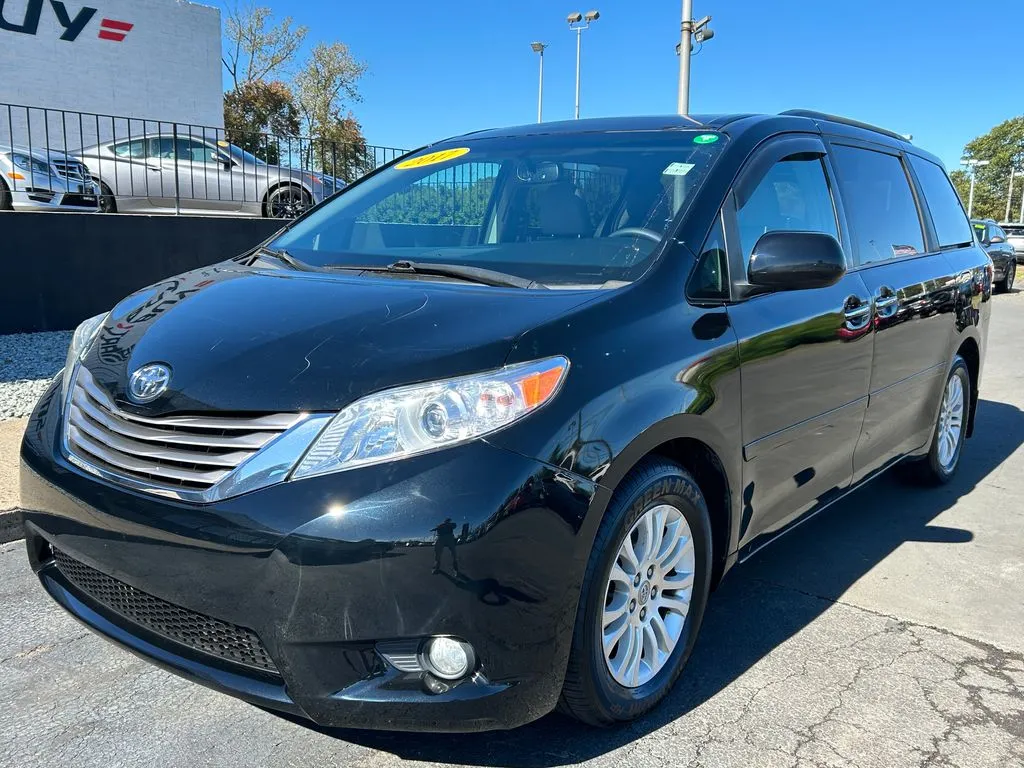 Black 2017 Toyota Sienna XLE for sale in Meriden, CT