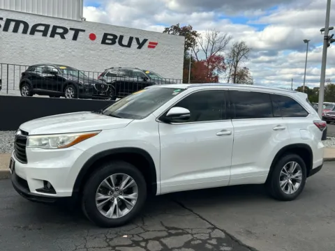 Photos of 2015 Toyota Highlander XLE V6 for sale in Meriden, CT at Smart Buy Auto Sales