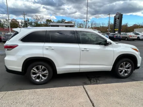 More photos of 2015 Toyota Highlander XLE V6 at Smart Buy Auto Sales, CT
