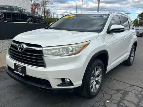 White 2015 Toyota Highlander XLE V6 for sale in Meriden, CT