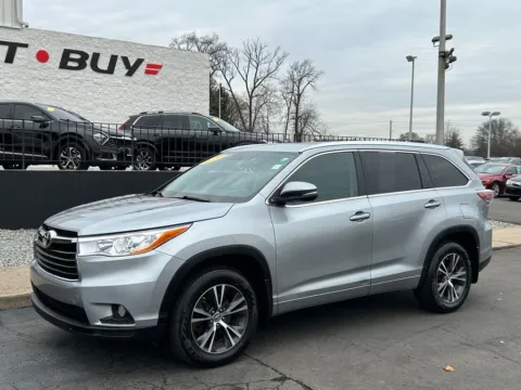 Photos of 2016 Toyota Highlander XLE V6 for sale in Meriden, CT at Smart Buy Auto Sales