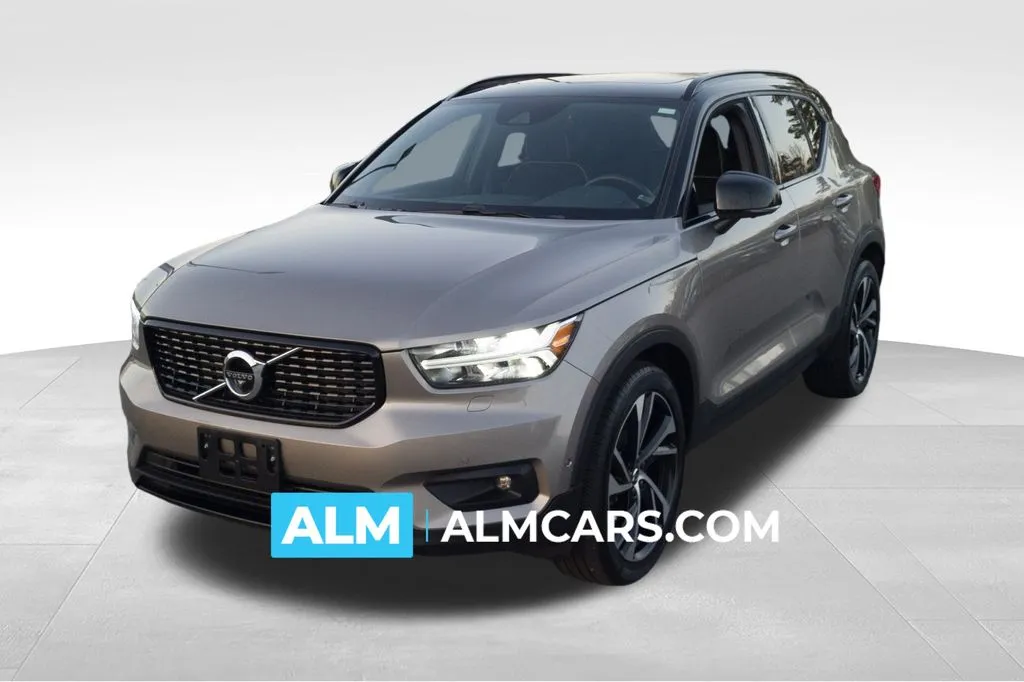 2022 Volvo XC40 R-Design's photo