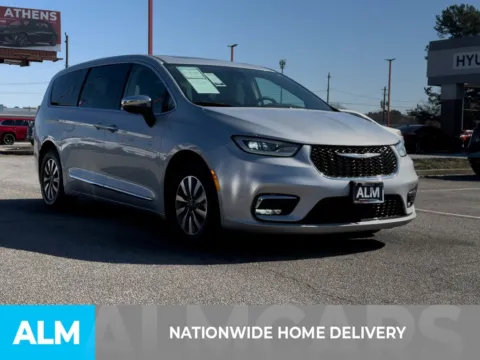 More photos of 2023 Chrysler Pacifica Hybrid Limited at ALM Hyundai Athens, GA