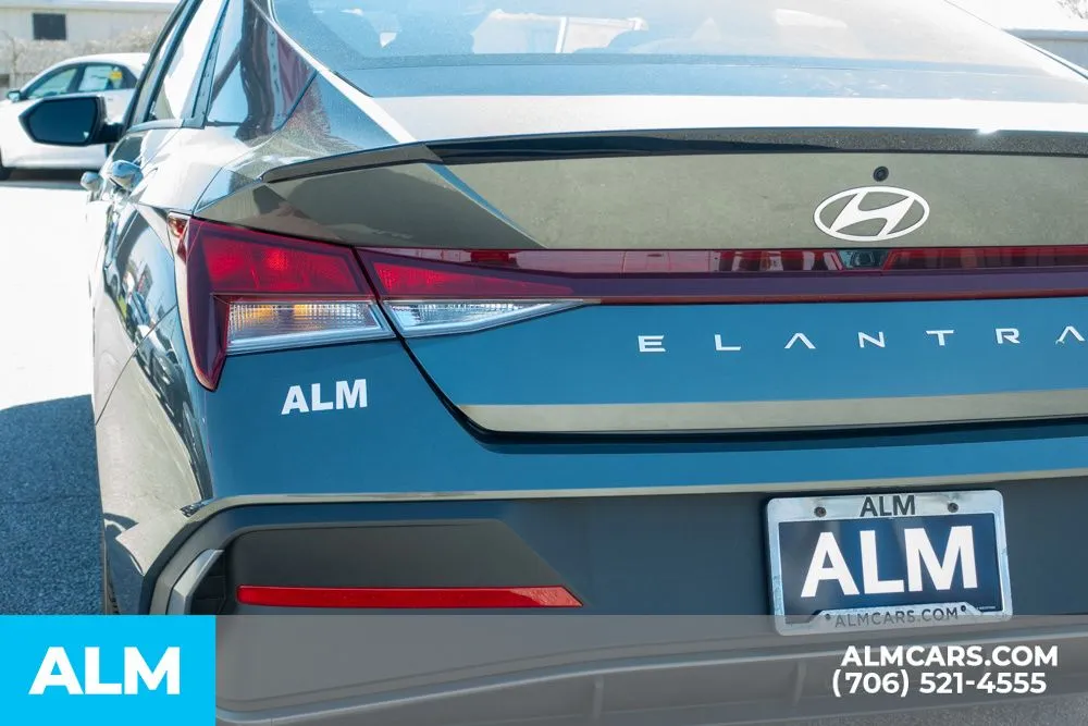 2025 Hyundai Elantra SEL - Photo 12