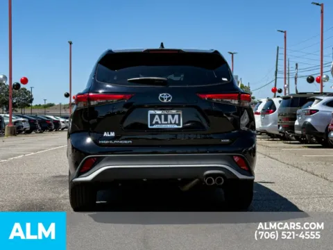 More photos of 2021 Toyota Highlander XSE at ALM Hyundai Athens, GA