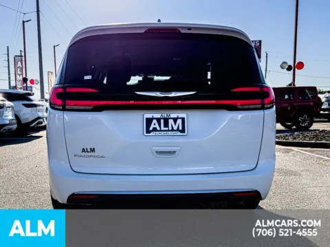 More photos of 2022 Chrysler Pacifica Touring L at ALM Hyundai Athens, GA
