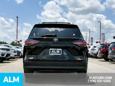 More photos of 2021 Toyota Sienna LE at ALM Hyundai Athens, GA