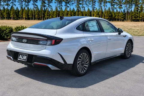 More photos of 2027 Hyundai Sonata Hybrid Limited at ALM Hyundai Athens, GA