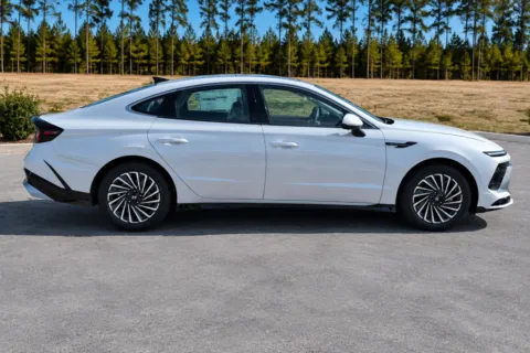 More photos of 2027 Hyundai Sonata Hybrid Limited at ALM Hyundai Athens, GA