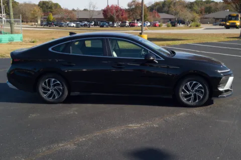 More photos of 2027 Hyundai Sonata Hybrid Blue at ALM Hyundai Athens, GA