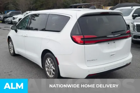 More photos of 2023 Chrysler Pacifica Touring L at ALM Hyundai Florence, SC