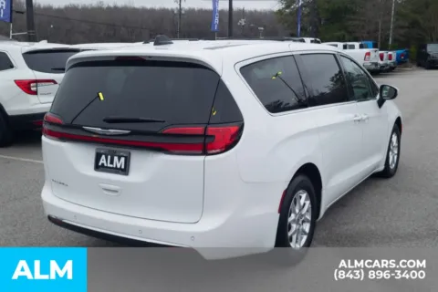 More photos of 2023 Chrysler Pacifica Touring L at ALM Hyundai Florence, SC