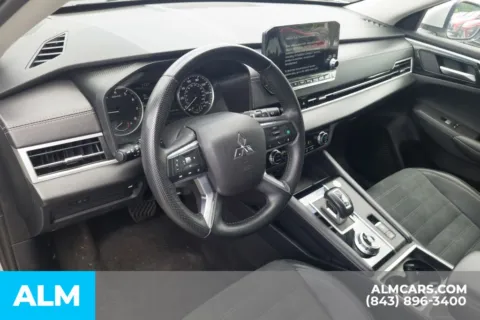 More photos of 2024 Mitsubishi Outlander SE at ALM Hyundai Florence, SC
